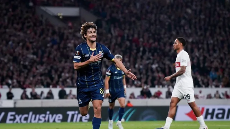 Roma reforça proposta e confia em fechar com Mora — Football World Jovem jogador Rodrigo Mora com a camisola do FC Porto em campo, durante um jogo das camadas jovens, com o estádio ao fundo.