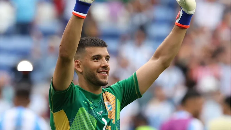 Rulli perto do City; Trafford e Perri em negociações — Football World Goleiro argentino Gerónimo Rulli com a camisa do Olympique de Marselha, em ação durante partida, com estádio ao fundo — latest news and analysis.