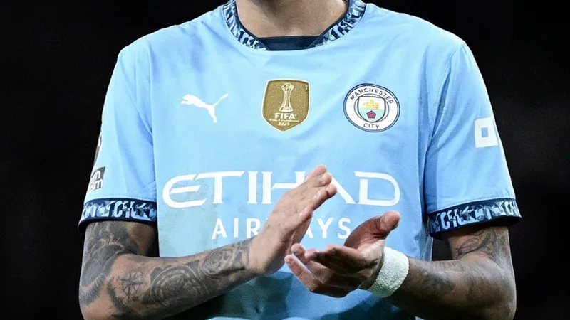 Savinho quer sair do City; Tottenham de olho — Football World Cup News Jovem atacante brasileiro Savinho com a camisa do Manchester City durante partida, em estádio inglês, com torcida ao fundo.