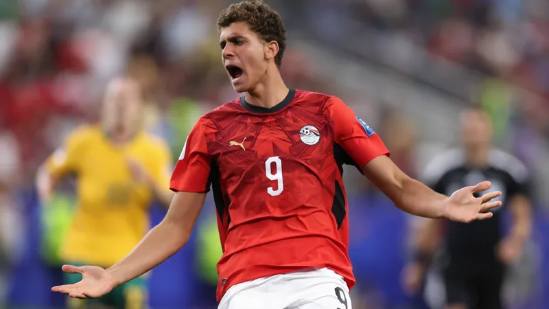 Sub-17 2025: 7 estrelas que brilham em 2026 — Football World Cup News Jovens jogadores de futebol comemorando em campo durante o Mundial Sub-17, com troféu ao fundo e bandeiras de vários países.