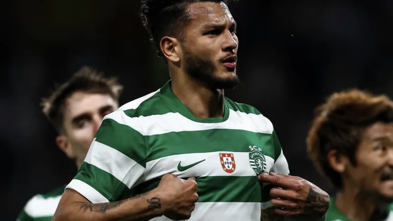 Sporting descarta vender Luis Suárez e aponta cláusula de €80M Jogador de futebol colombiano Luis Suárez com a camisola do Sporting CP a comemorar um golo num estádio cheio, com adeptos ao fundo.