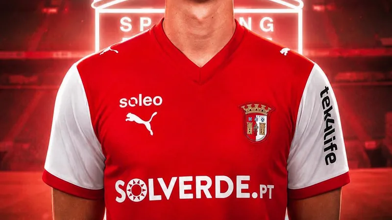 Tommy Márques deixa Barcelona e assina pelo SC Braga — Football World Tommy Márques, jovem médio de 19 anos, vestindo a camisola do SC Braga, em campo durante um treino, com o estádio municipal de Braga ao fundo.