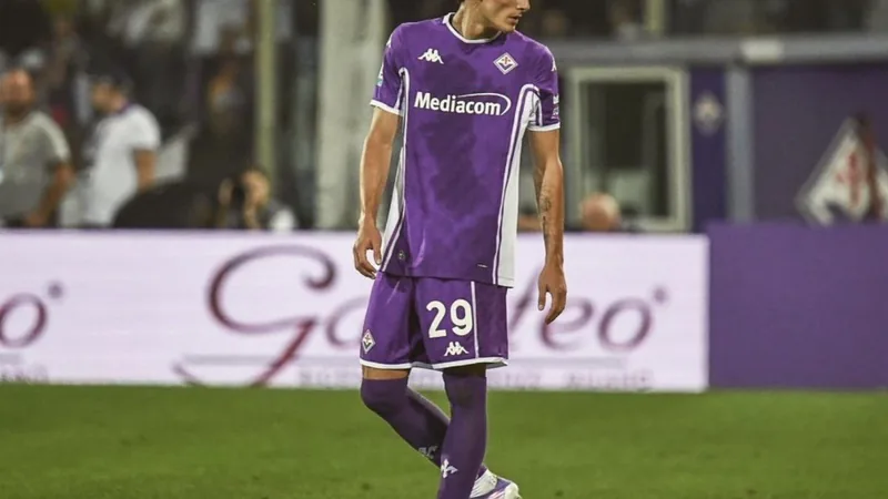 Torino fecha com Fortini — Football World Cup News Niccolò Fortini, lateral-direito italiano de 22 anos, com a camisa da Fiorentina, em ação durante uma partida de futebol, correndo com a bola nos pés