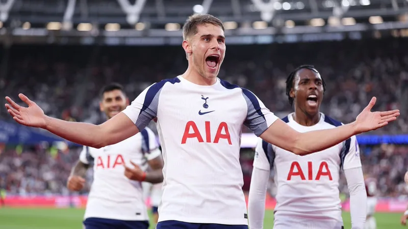 Tottenham renova com Van de Ven — Football World Cup News Micky van de Ven, zagueiro do Tottenham, comemorando um lance durante partida da Premier League em Londres, com a torcida ao fundo.