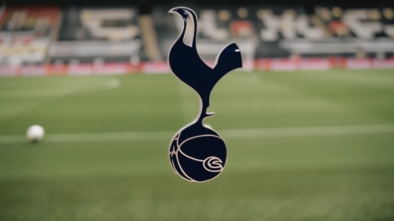 Tottenham negocia Gakpo; decisão depende do Liverpool — Football Cody Gakpo, atacante neerlandês do Liverpool, em ação durante uma partida, vestindo a camisa vermelha dos Reds, em um estádio lotado.