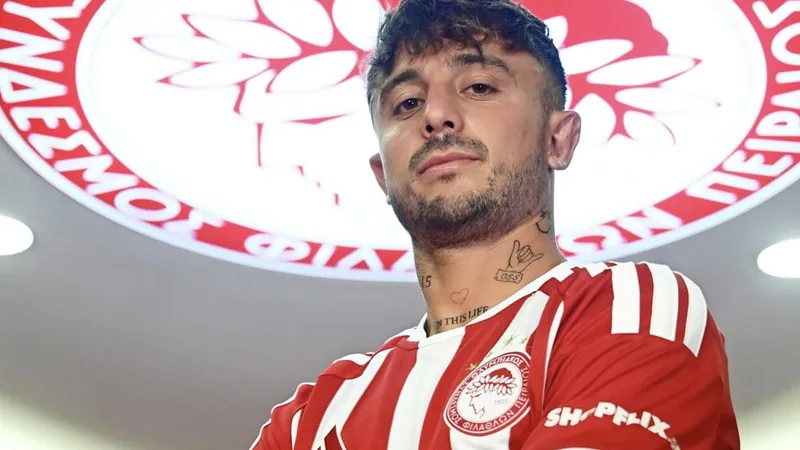 Pablo Maffeo vestindo a camisa do Valência durante sua apresentação no estádio Mestalla, com torcedores ao fundo. — latest news and analysis.