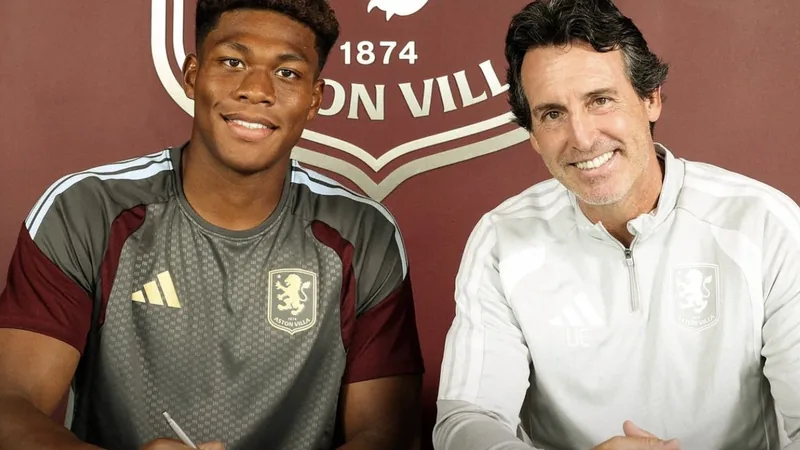 Zion Suzuki no Aston Villa; Wan-Bissaka é o próximo — Football World Zion Suzuki, goleiro japonês de 22 anos, vestindo a camisa do Aston Villa, segurando uma bola de futebol, sorrindo em frente ao estádio Villa Park em